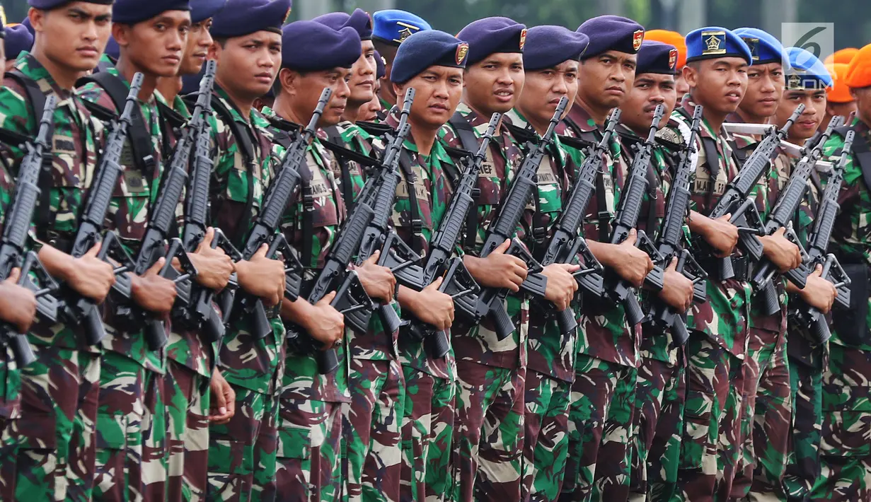 Anggota TNI saat mengikuti Apel Kesiapan Natal, Tahun Baru 2019 serta menjelang Pemilu legislasi dan Presiden 2019 di Monas, Jakarta, Jumat (30/11). Apel  diikuti 50.000 personel dari AD, AL, AU dan Polri. (Liputan6.com/Johan Tallo)