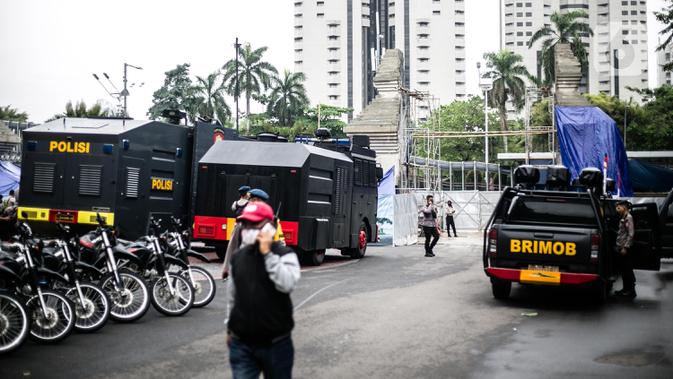 Mobil taktis disiapkan untuk pengamanan terkait pemeriksaan Rizieq Shihab di Polda Metro Jaya, Jakarta, Senin (7/12/2020).  Habib Rizieq akan diperiksa sebagai saksi terkait kasus kerumunan di Petamburan, Jakarta Pusat. (Liputan6.com/Faizal Fanani)