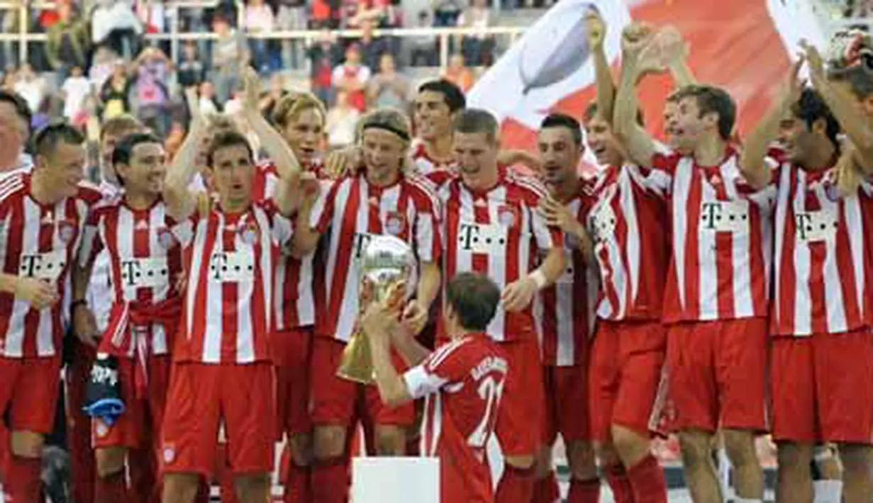 Para pemain Bayern Muenchen merayakan keberhasilan menjuarai Piala Super Jerman setelah mengalahkan Schalke 04 dengan skor 2-0 di Augsburg, 7 Agustus 2010. AFP PHOTO/CHRISTOF STACHE