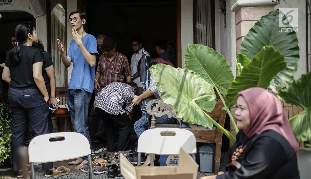 Sejumlah pelayat mendatangi rumah duka aktor senior Deddy Sutomo di kawasan Rempoa, Tangerang Selatan, Rabu (18/4). Deddy Sutomo terkenal sebagai Pandji Tengkorak yang tayang pada era 70-an. (Liputan6.com/Faizal Fanani)