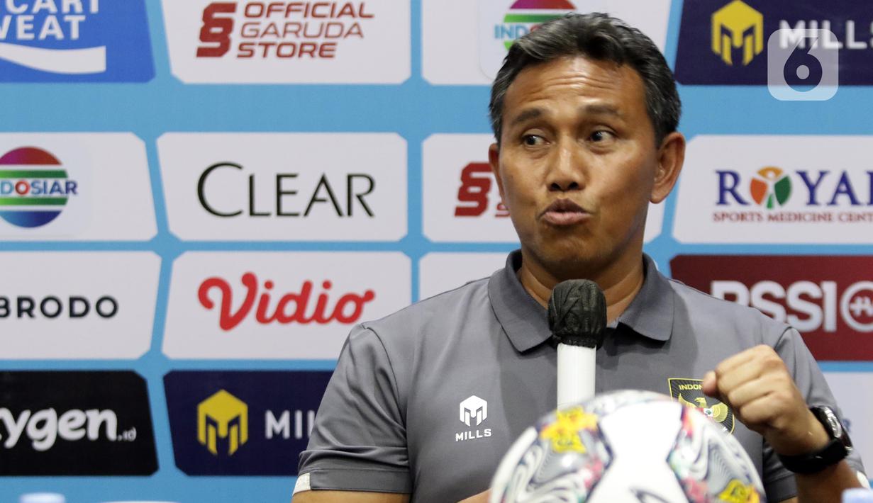 Pelatih timnas U-17 Indonesia, Bima Sakti saat memberi keterangan terkait kesiapan timnya menghadapi laga Kualifikasi Piala AFC U-17 2023 grup B, Kabupaten Bogor, Jawa Barat, Jumat (30/9/2022). Di babak Kualifikasi Piala AFC U-17 grup B akan digelar di di Stadion Pakansari, Kabupaten Bogor, Jawa Barat pada 1-9 Oktober 2022. (Liputan6.com/Helmi Fithriansyah)