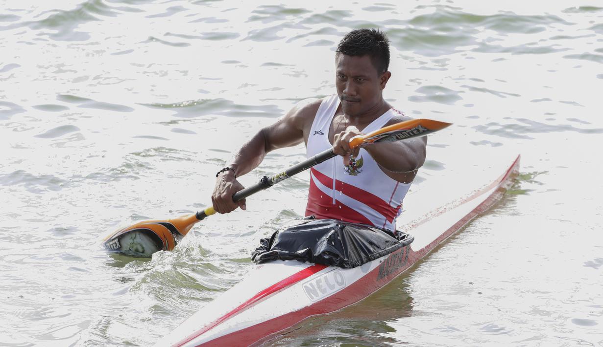 Atlet canoe Indonesia, Maizir Ryondra, saat beraksi pada nomor 1000 meter SEA Games 2019 di Subic, Filipina, Jumat (6/12). Dirinya berhasil meraih medali emas dengan catatan waktu 3 menit 55,841 detik. (Bola.com/M Iqbal Ichsan)