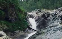 Tak Kalah Indah dari Kawah Ijen, Intip Pesona Sungai Kalipait Bondowoso Mengalir Membelah Hutan dan Tebing Batu