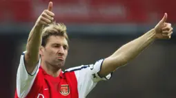 Tony Adams yang sepanjang kariernya hanya membela Arsenal mulai 1983/1984 hingga pensiun pada akhir musim 2001/2002 menjadi satu-satunya pemain Arsenal yang pernah menjabat kapten Timnas Inggris dengan status kapten utama. Dari total 66 caps bersama Three Lions, ia tercatat 15 kali menjadi kapten, termasuk pada putaran final Euro 1996 di mana Timnas Inggris tersingkir di babak semifinal usai kalah adu penalti dari Jerman. (AFP/Adrian Dennis)