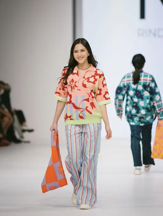 Jessica Mila juga tampak menawan dengan kemeja motif dan dipadukan dengan celana motif. dua cirak kontras menghadirkan kesan segar yang menjanjikan. [Foto: Instagram/ Alika Islamadina]