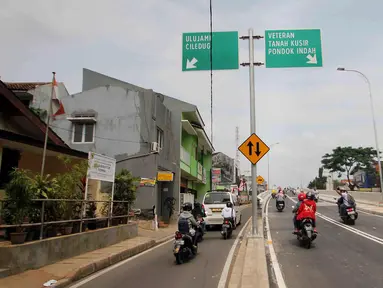 Sejumlah kendaraan melintas di Flyover Bintaro, Jakarta, Selasa (6/3). Mulai hari ini Pemprov DKI Jakarta melakukan uji coba pengoperasian Flyover Bintaro yang dibangun sejak 2017. (Liputan6.com/Johan Tallo)
