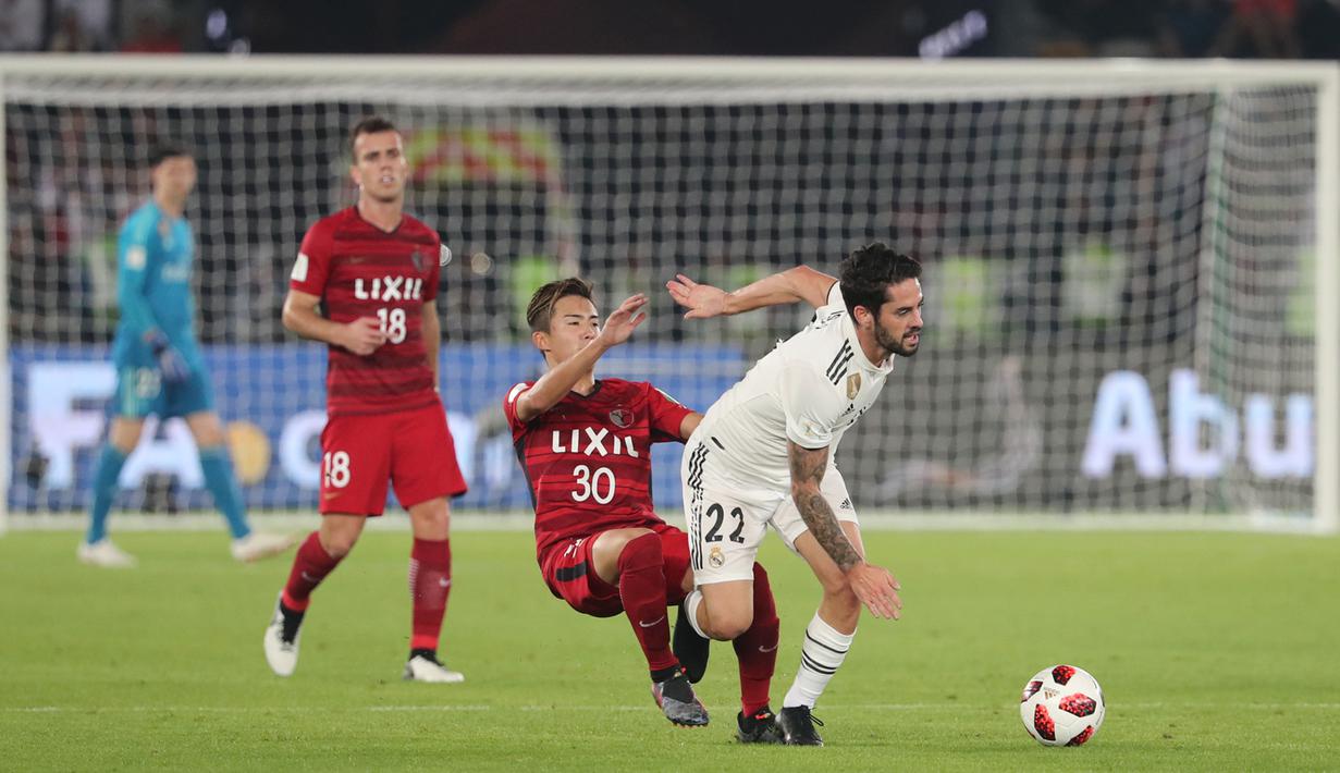 Gelandang Real Madrid, Isco, berebut bola dengan striker Kashima Antlers, Hiroki Abe, pada laga Piala Dunia Antarklub di Stadion Zayed Sports City, Abu Dhabi, Rabu (19/12). Madrid menang 3-1 atas Kashima. (AFP/Giuseppe Cacace)