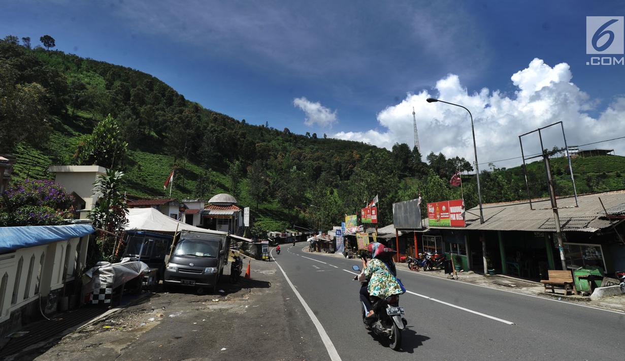 Sejumlah pengendara motor melewati jalan yang sepi di kawasan Puncak, Bogor (29/03). Sebelumnya, tebing penyangga Jalan Nasional di kawasan Puncak Pass, Ciloto Cianjur longsor sedalam 40 meter. (Merdeka.com/Arie Basuki)
