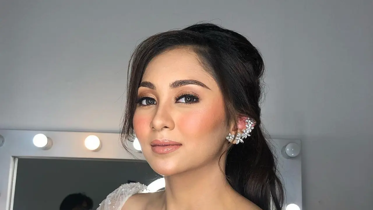 Pesona Dini Nurfitri Widjaya Finalis Puteri Indonesia 2022