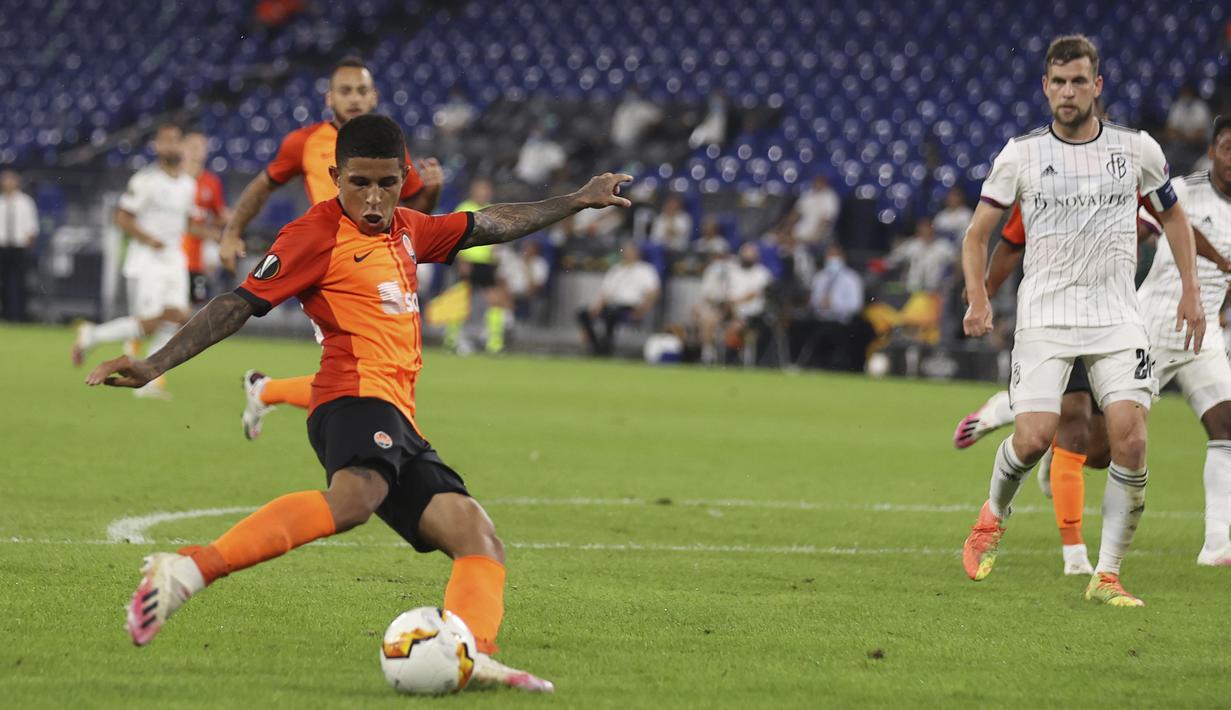 Pemain Shakhtar Donetsk Dodo mencetak gol ke gawang Basel pada pertandingan perempat final Liga Europa di Veltins-Arena, Gelsenkirchen, Jerman, Selasa (11/8/2020). Shakhtar Donetsk menang 4-1. (Lars Baron/Pool Photo via AP)