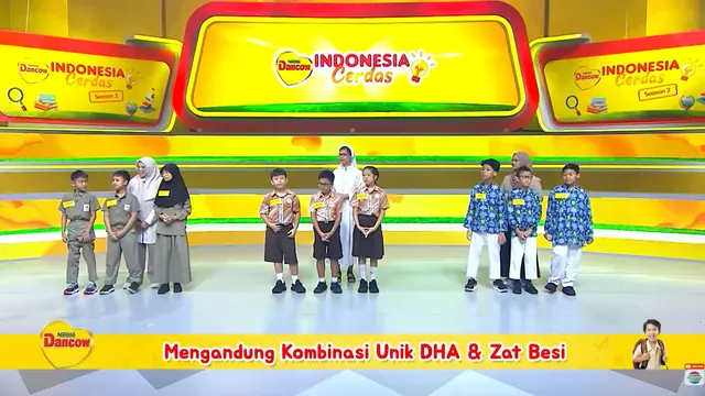 Top 3 DANCOW Indonesia Cerdas didampingi guru pembimbing.