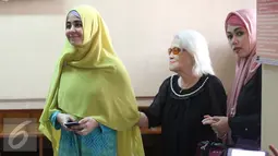 Risty Tagor ditemani nenek dan kuasa hukumnya saat mendatangi KPAI, Jakarta, Rabu (6/4/2016). Risty Tagor diperiksa KPAI atas laporan mantan suaminya Stuart Collin terkait pengaduan hak asuh anak. (Liputan6.com/Herman Zakharia)