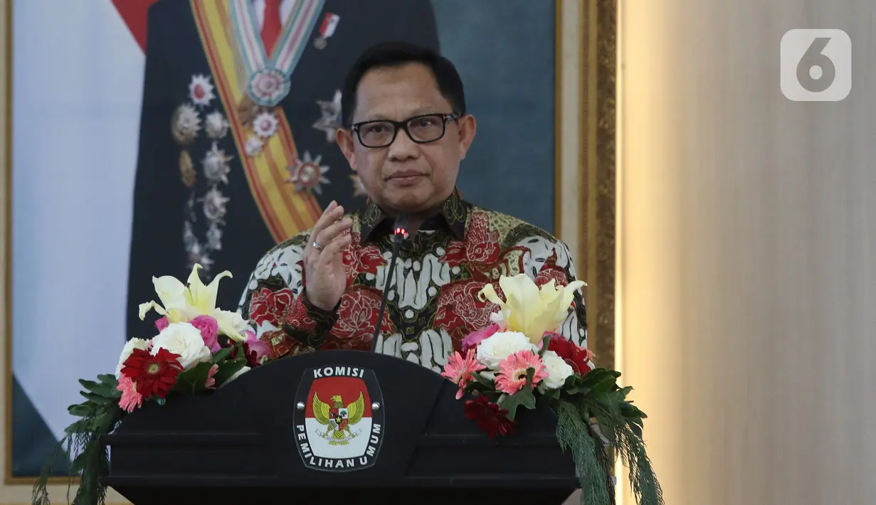 Mendagri, Tito Karnavian memberikan sambutan pada Serah Terima Data Penduduk Potensial Pemilih Pemilihan (DP4) untuk Pemilihan Serentak 2020 di Gedung KPU, Jakarta, Kamis (23/1/2020). Kemendagri menyerahkan DP4 dengan jumlah 105 juta. (Liputan6.com/Herman Zakharia)