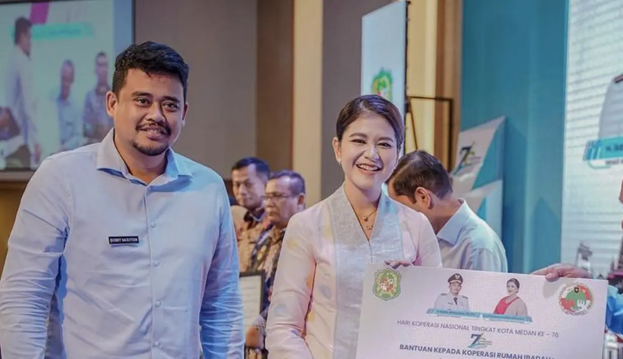 Kali ini Kahiyang terlihat begitu anggun dalam balutan kebaya bernuansa pastel. Pink dan biru, menjadi warna yang begitu manis.  [Foto: Instagram/ Kahiyang Ayu]