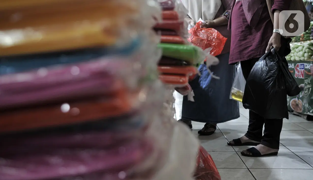 Warga menggunakan kantong plastik saat berbelanja di Pasar Tebet Barat, Jakarta, Kamis (6/2/2020). Pemprov DKI telah menetapkan Pasar Tebet Barat dan Pasar Tebet Timur sebagai pasar percontohan gerakan pengurangan kantong kresek atau kantong plastik sekali pakai. (merdeka.com/Iqbal S Nugroho)