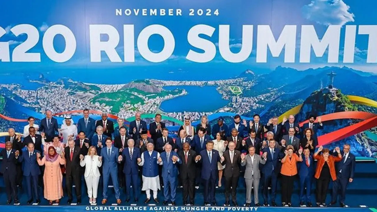 Para pemimpin G20 berkumpul untuk foto bersama di Rio de Janeiro, Brasil, pada Selasa (19/11/2024). Dalam sesi kedua ini, Presiden AS Joe Biden, PM Kanada Justin Trudeau, serta PM Italia Giorgia Meloni hadir setelah sebelumnya absen.