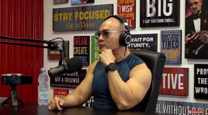 "Ingat menemani anda syuting setiap hari," kata Deddy. "Jemput sekolah," imbuh Agnez. "Gila ya gue jemput lu sekolah," kata Deddy lagi. (Youtube Deddy Corbuzier)