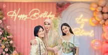 Sosok Ariel Tatum, yang dikabarkan dekat dengan Daffa Wardhana, turut mencuri perhatian dengan gaya modernnya. Ia mengenakan atasan off-shoulder yang dipadukan dengan floral corset top dan high-waisted pants putih, menciptakan tampilan yang chic dan stylish. [@marinizumarnisreal].