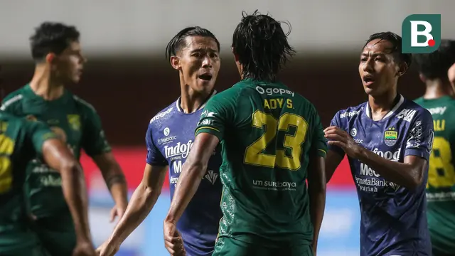 Foto: Gesekkan Antar Pemain, Persebaya Surabaya Akhirnya Libas Persib Bandung 3-0 di Pertandingan Pekan ke-16 BRI Liga 1