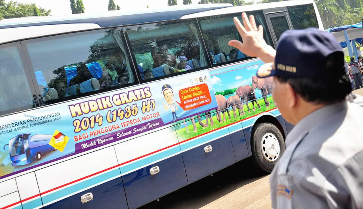 Menteri Perhubungan (Menhub) EE Mangindaan melepas keberangkatan peserta mudik gratis 2014. Jakarta, (24/7/14) (Liputan6.com/Faizal Fanani)
