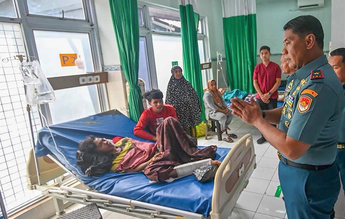 FOTO: Penanganan Korban Kebakaran Kapal Nelayan di Pelabuhan Paotere Makassar