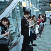 Ilustrasi Diskusi lewat Stiker Komentar di Instagram (Photo by Jens Johnsson on Unsplash)