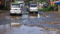 Jalan rusak berada di Kecamatan Gunung Putri, Kabupaten Bogor bertepatan dengan perbatasan dengan Kota Bekasi. (Liputan6.com/Achmad Sudarno)