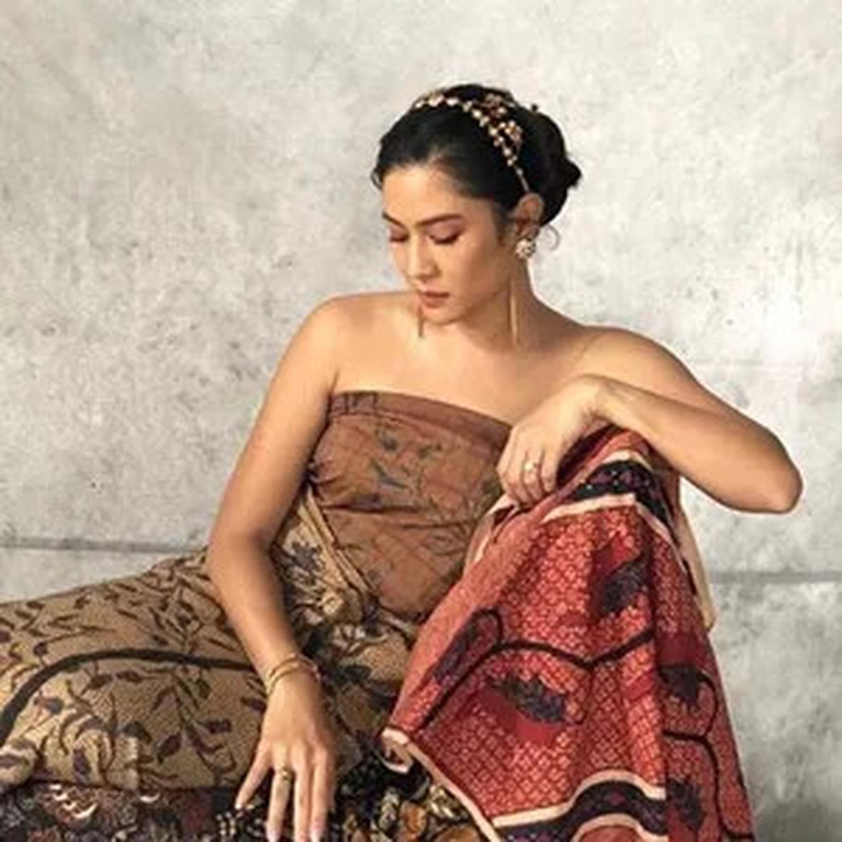 Foto Dian Sastro Pakai Kain Batik di 'Hari Batik', Sederhana Tapi Stunning Abis!