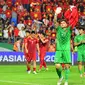 Pemain Timnas Vietnam menyapa suporter setelah kalah 0-1 dari Jepang pada perempat final Piala Asia 2019 di Al Maktoum Stadion, Dubai (24/1/2019). (AFP/Giuseppe Cacace)