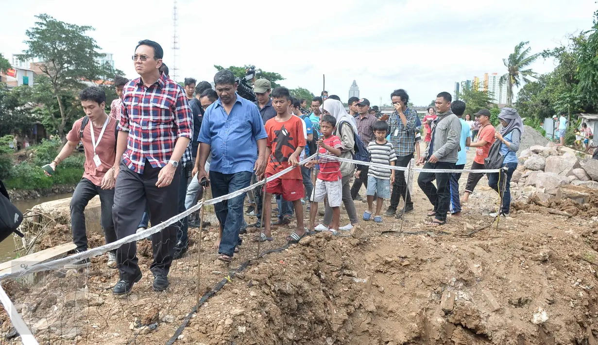 Cagub DKI Basuki Tjahaja Purnama saat melakukan blusukan ke wilayah Cililitan, Jakarta, Rabu (28/12). Dalam blusukannya tersebut Ahok mencari tahu permasalahan banjir di Cililitan Kecil. (Liputan6.com/Yoppy Renato)