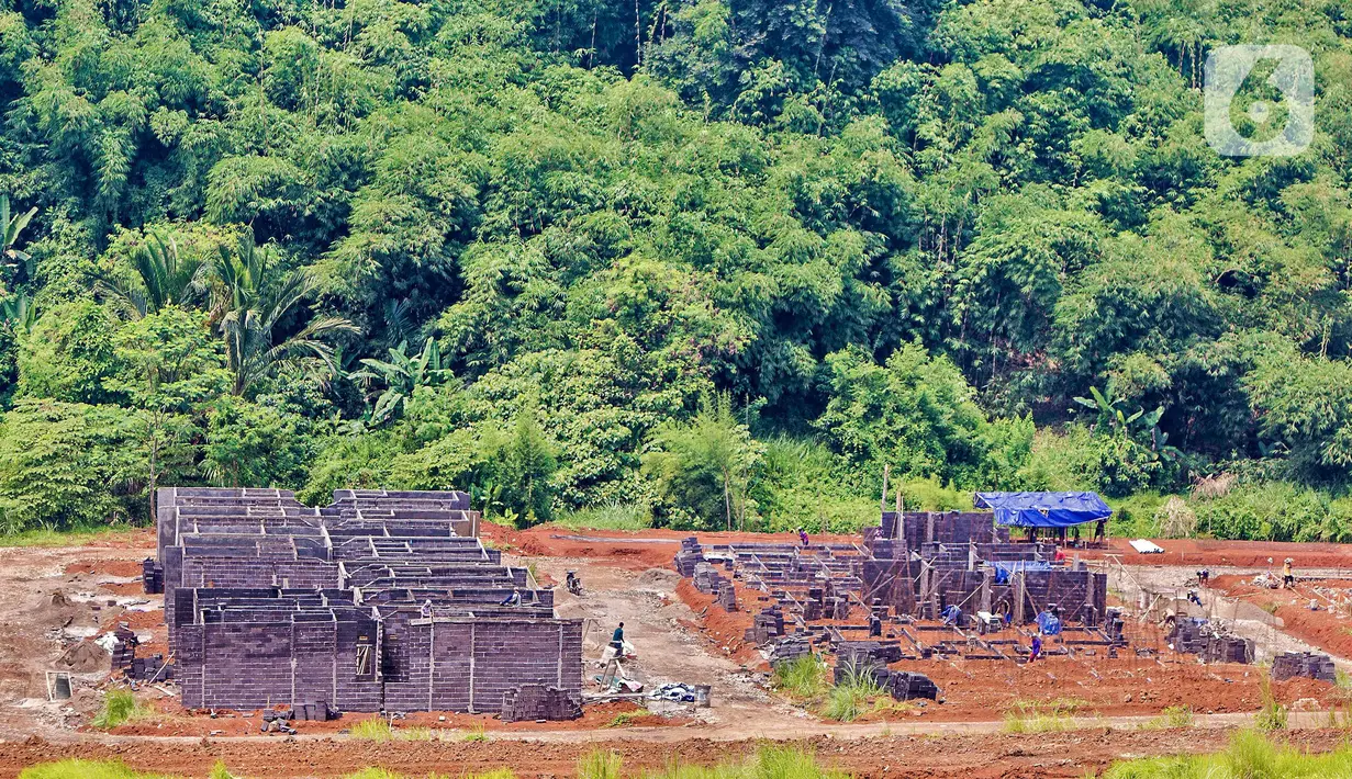 Pekerja menyelesaikan proyek pembangunan perumahan subsidi BTN di Kawasan Bogor, Jawa Barat, Jumat (18/2/2022). Bank yang fokus pada sektor perumahan ini mencatat penyaluran baru KPR Sejahtera mencapai 13.192 unit per Januari 2022. (Liputan6.com/Angga Yuniar)