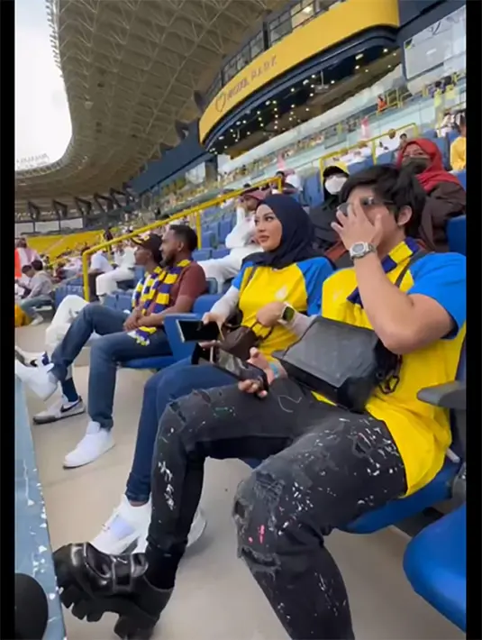 Momen Aurel menemai suami yang sangat mengidolakan Ronaldo sejak kecil. "Masya Allah..
Nemenin suami nonton lansung Idolanyaaaaa dari kecil BANG DODO warbiasaahh,"tulis Aurel.  [Instagram/attahalilintar]
