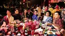 Annisa melengkapi penampilannya dengan tas berbahan wastra, yang menambah kesan mewah dan memperkaya elemen budaya Indonesia dalam tampilannya. Tas wastra ini memberikan sentuhan elegan yang sempurna dan memperlihatkan kecintaannya terhadap produk-produk tradisional Nusantara. [@annisayudhoyono].