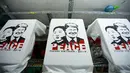 Kaus-kaus yang baru selesai dicetak dengan gambar wajah Presiden AS Donald Trump dan pemimpin Korea Utara Kim Jong-un di Hanoi, Kamis (21/2). Pembuatan kaus itu menyambut KTT kedua AS-Korea Utara di Vietnam pada 27 Februari mendatang. (AP/Hau Dinh)