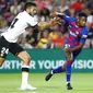 Penyerang Barcelona, Ansu Fati, berusaha melewati bek Valencia, Ezequiel Garay, pada laga La Liga di Stadion Camp Nou, Sabtu (14/9). Barcelona menang 5-2 atas Valencia. (AP/Joan Monfort)