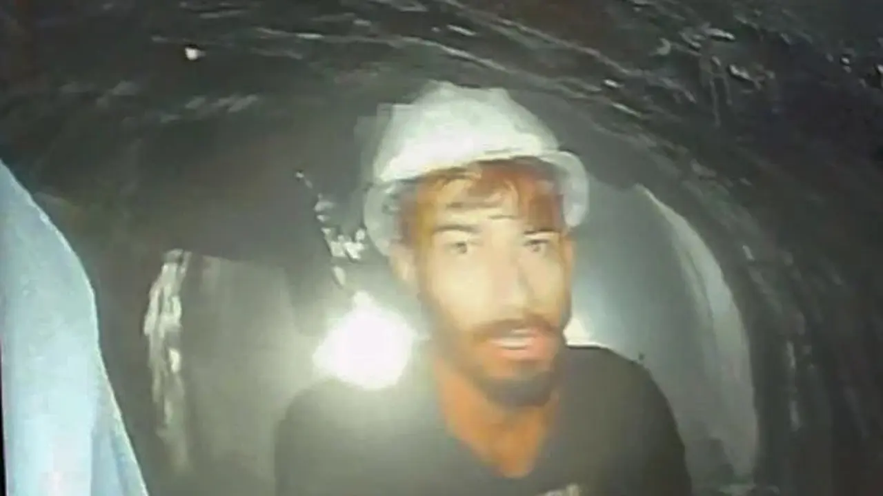 Video dari kamera endoskopi yang yang dimasukkan ke dalam pipa baru yang dibor ke dalam terowongan runtuh di Uttarakhand, India pada Senin 20 November 2023. (Screen Grab SDRF Via AP)