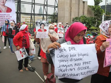 Peserta aksi dari kalangan perempuan melakukan demonstrasi di depan Gedung DPR RI, Jakarta, Rabu (8/3/2023). Aksi demonstrasi ini dilakukan tepat di Hari Perempuan Internasional. (Liputan6.com/Faizal Fanani)
