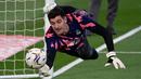 Thibaut Courtois. Kiper Real Madrid berusia 29 tahun ini mengawali musim keempatnya bersama Los Blancos dengan kemenangan 4-1 atas Alaves, yang merupakan laga ke-100 nya di LaLiga. Sehari setelahnya, pada 16 Agustus 2021 ia memperpanjang kontraknya 5 tahun ke depan. (Foto: AFP/Javier Soriano)