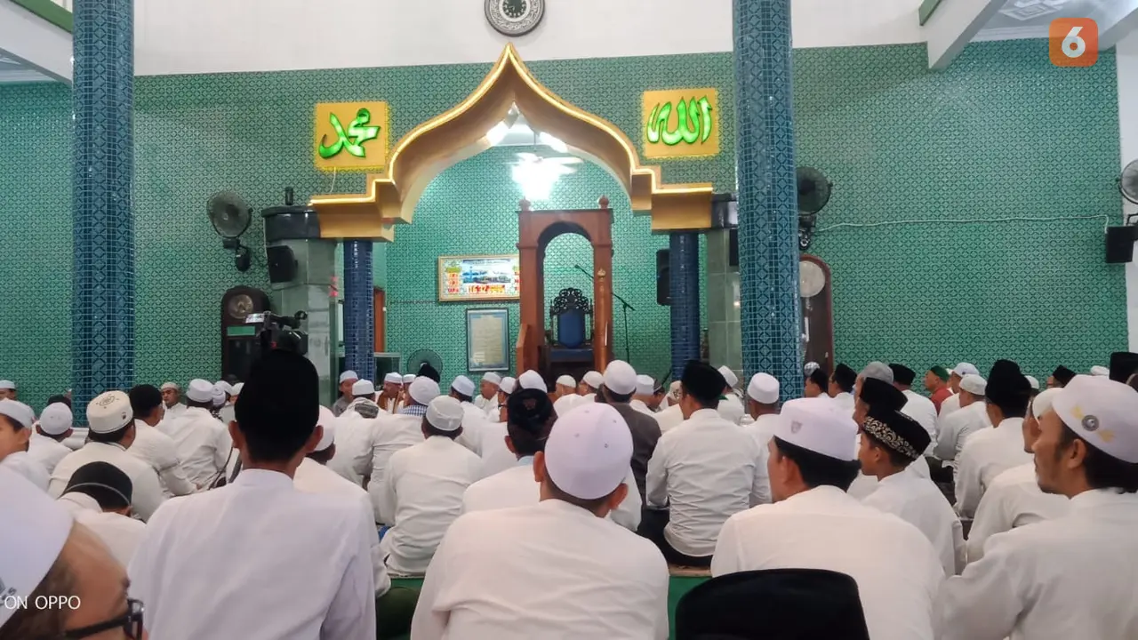 Ribuan masyarakat banyuwangi gelar salat gaib dan pembacaan doa untuk korban perang di jalur Gaza Palestina (Hermawan Arifianto/Liputan6.com)