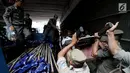 Petugas Satpol PP dari Kecamatan Setia Budi mengangkat gerobak tunawisma yang terjaring razia di Kawasan Kuningan, Jakarta, Rabu (15/11). Razia ini bertujuan untuk mengurangi dan memberantas penyakit masyarakat. (Liputan6.com/JohanTallo)