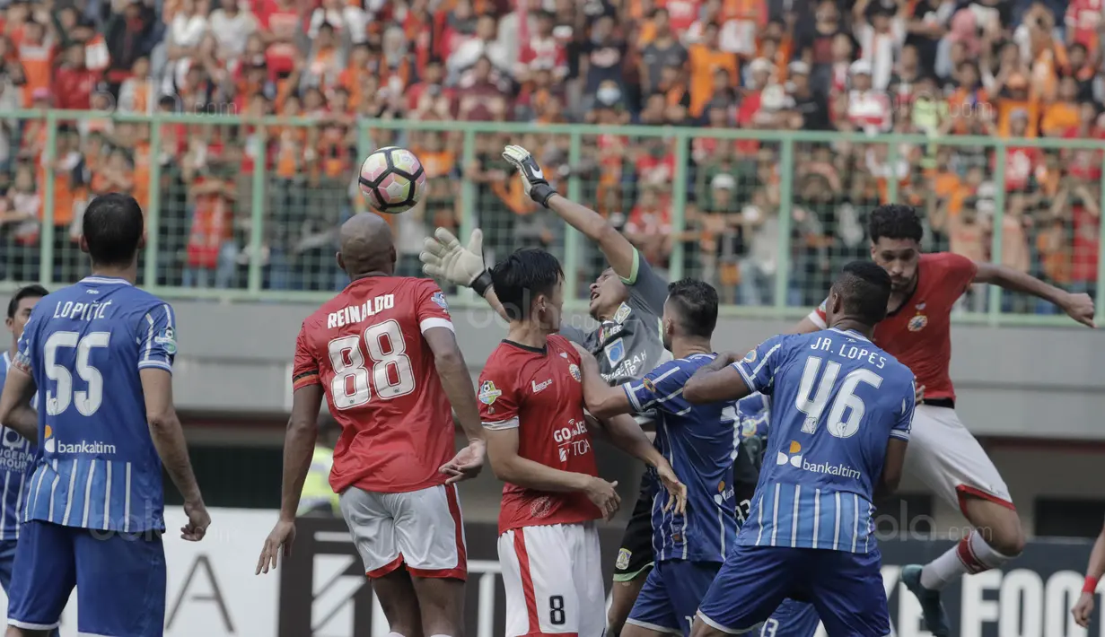 Kiper Persiba, Dian Agus Prasetyo, berusaha menangkap bola saat melawan Persija pada laga Liga 1 di Stadion Patriot, Bekasi, Jumat  (12/8/2017). Persija menang 2-0 atas Persiba. (Bola.com/M Iqbal Ichsan)