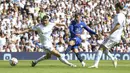 Chelsea kembali memperoleh peluang pada menit ke-22. Kali ini giliran sepakan mendatar Mason Mount dari dalam kotak penalti usai menerima umpan Kai Havertz yang masih mampu ditepis kiper Leeds United, Illan Meslier. (PA via AP/Nigel French)