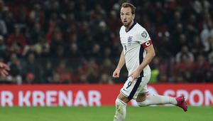 Harry Kane (Inggris) menguasai bola dalam laga kontra Albania, Kualifikasi Piala Dunia 2026 di Arena Kombetare, 17 November 2025. (AP Photo/Vlasov Sulaj)