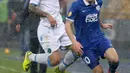 Gelandang Dnipropetrovsk, Yevhen Konoplyanka (kanan) berusaha  melewati Christian Maggio di leg kedua semifinal Europa League di NSK Olimpijs'kjv Stadium,, Jumat (15/5/2015). Dnipro Dnipropetpovsk menang 1-0 atas Napoli. (REUTERS/Valentyn Ogirenko)