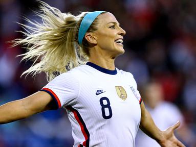 Julie Ertz merupakan pemain Chicago Red Stars di Liga Sepak Bola Putri AS. Dirinya juga merupakan pemain yang berjasa membawa Timnas Amerika Serikat menyabet trofi Piala Dunia Putri 2019. Ertz tercatat mengantongi bayaran 430 ribu dolar (Rp6,2 miliar) per tahun. (Foto: AFP/Getty Images/Mike Stobe)