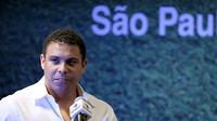 Mantan penyerang Timnas Brasil Ronaldo Luis Nazario de Lima dalam sebuah seremoni di Sao Paulo, Brasil, 16 Februari 2011. AFP PHOTO/Mauricio LIMA