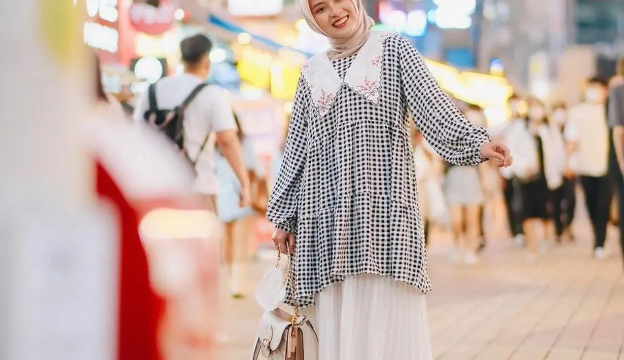 Cocok buat jalan-jalan, kombinasikan plaid blouse dengan plisket skirt. (Instagram/biancakartika).