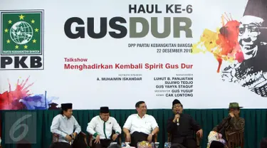 Ki-ka : Gus Yusuf, Ketua Umum PKB Muhaimin Iskandar, Menkopolhukam Luhut Panjaitan, Mantan Jubir Gus Dur Yahya Staquf, dan Sudjiwo Tedjo saat talkshow Menghadirkan Kembali Spirit Gus Dur di DPP PKB, Jakarta. (22/12/2015). (Liputan6.com/Johan Tallo)