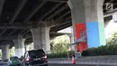 Peserta mengikuti kompetisi mural di tiang tol kawasan Rawamangun, Jakarta, Sabtu (4/5). Kompetisi tersebut digelar dalam rangka menyambut kegiatan Asian Games 2018 yang akan berlangsung di Jakarta dan Palembang. (Liputan6.com/Immanuel Antonius)