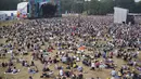 Penonton festival menyaksikan Bill Bailey tampil di Obelisk Arena di festival Latitude di Henham Park, Southwold, Inggris, Minggu (25/7/2021). Ribuan orang memadati area Festival Latitude di Inggris timur pada Jumat (23/7/2021) waktu setempat. (Jacob King/PAvia AP)
